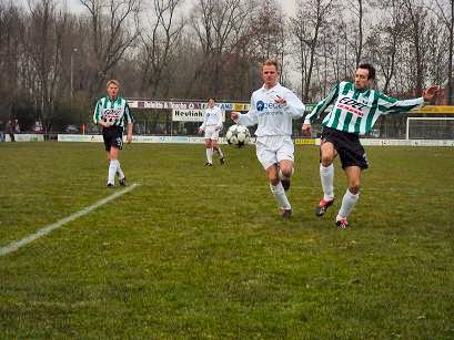 Doelpunten maker Yves Heskamp vecht om de bal (Foto helmich Lubberts)